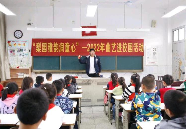 弘扬传统文化传承戏曲精神「戏曲曲艺进校园靖江用优秀传统文化涵养童心」