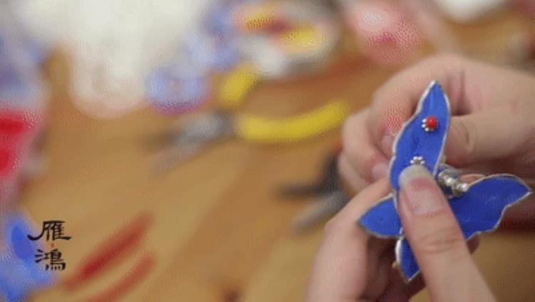 易拉罐做京剧凤冠「易拉罐制作京剧凤冠她手上的活绝了」