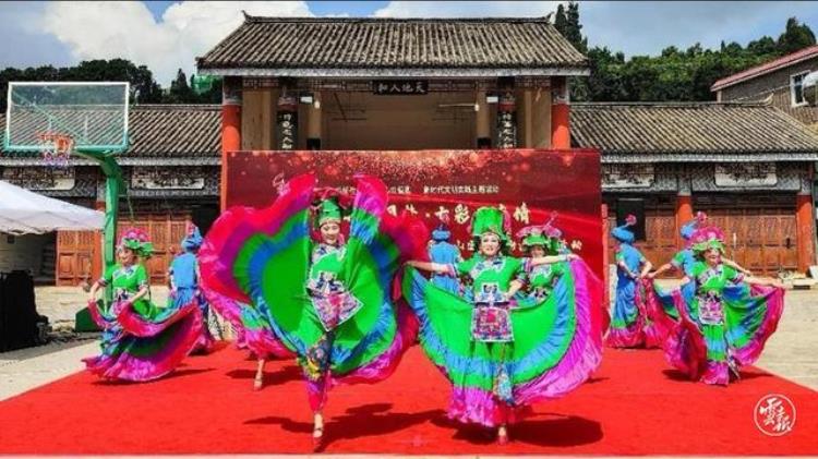 剧团下乡演出「5场戏曲演出轮番下乡戏曲进乡村在团结百花齐放」