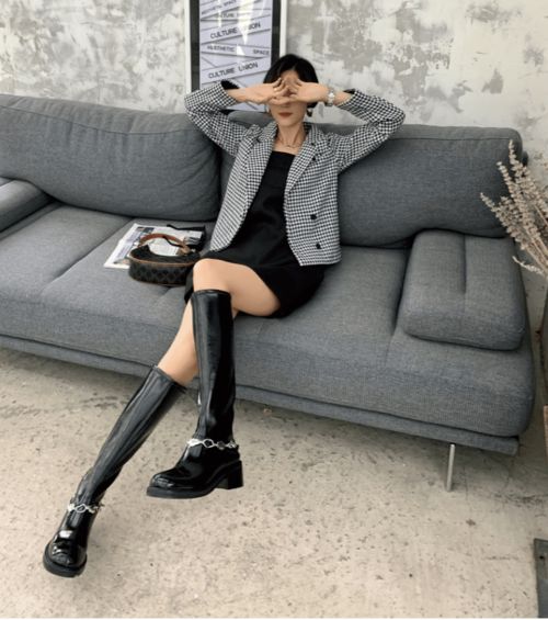 戏曲人的靴子是什么材质